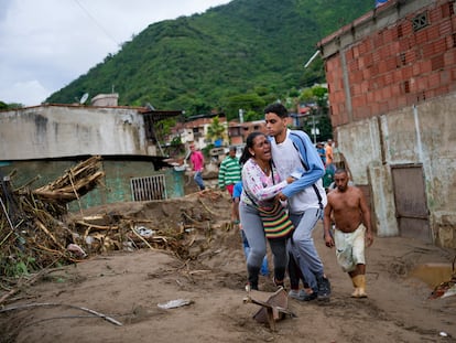 Una mujer llora por un pariente desaparecido en un área inundada en Las Tejerias, Venezuela, este domingo.