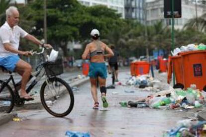 Vista de la basura sobre una calle cerca a la playa de Ipanema, en Río de Janeiro (Brasil).