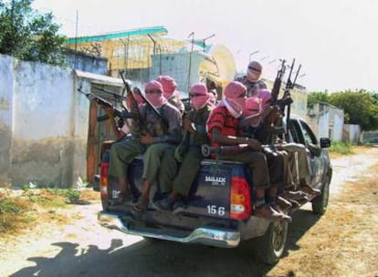 Una patrulla de islamistas recorre Mogadiscio, la capital de Somalia.