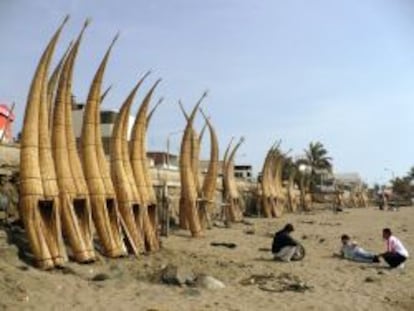 Caballitos de totora en el balneario de Huanchaco.