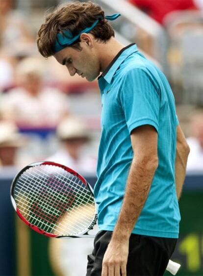 El 'número uno' del tenis mundial, el suizo Roger Federer, cabizbajo en su partido contra el francés Wilfried.