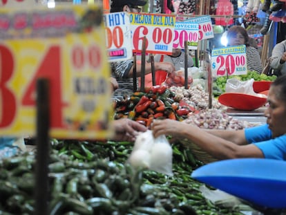 Una mujer vende verduras en un mercado en Ciudad de México.