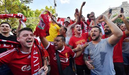 Torcida do Liverpool em Kiev, Ucrânia, nesta sexta-feira (25).