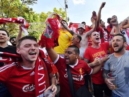 Torcida do Liverpool em Kiev, Ucrânia, nesta sexta-feira (25).