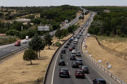 Tráfico en la salida de Madrid por la autovía de Extremadura (A-5), el día 24. 
