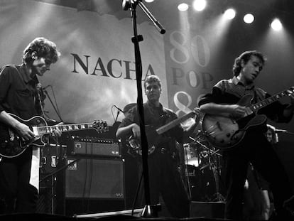 Concierto de Nacha Pop en Madrid en octubre de 1988 en Jácara Plató. Desde la izquierda, Antonio Vega, Carlos Brooking y Nacho García Vega