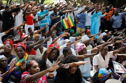 Manifestantes protestan ante el Parlamento en Harare (Zimbabue) el 21 de noviembre, cuando se va a celebrar una sesión para tratar una moción de censura contra el presidente Robert Mugabe.