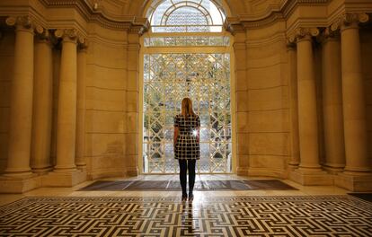 Gran ventanal, obra del artista Richard Wright, instalado en la entrada de la restaurada pinacoteca de Londres Tate Britain.