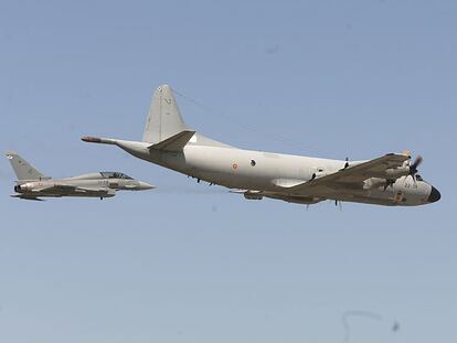 El Eurofighter Typhoon, o C-16, sobrevuela la base aérea de Morón de la Frontera junto al P3 Orión (a la derecha).