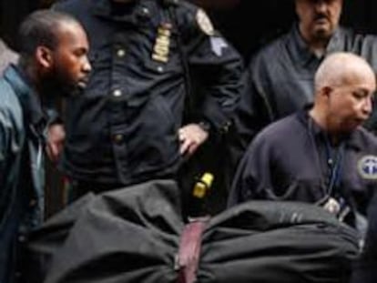 La Policia retira el cuerpo de Mark Madoff