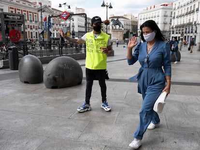 Una mujer rechaza la oferta de un anunciante de Compro Oro el miércoles pasado en la Puerta del Sol de Madrid.