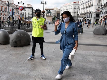 Una mujer rechaza la oferta de un anunciante de Compro Oro el miércoles pasado en la Puerta del Sol de Madrid.