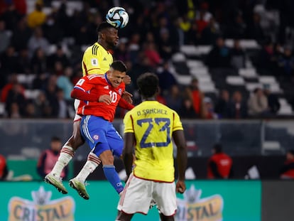 Alexis Sánchez salta por un balón dividido con Jéfferson Lerma, este martes en el estadio Monumental, en Santiago (Chile).