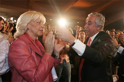 Teófila Martínez y Javier Arenas, ayer, en la clausura del congreso regional del PP.