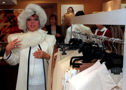 Maruijta Díaz posa vestida amb peces de pell en una botiga de Madrid. 25 de març del 1999.