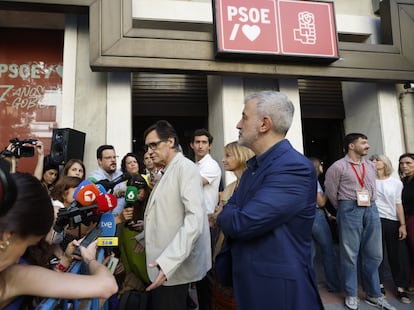 Salvador Illa, primer secretario del PSC y presidente de la Generalitat de Cataluña, hace declaraciones a los medios a su llegada a la sede del PSOE. 
