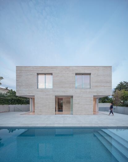 Visión frontal de Domus Damero, desde la piscina.