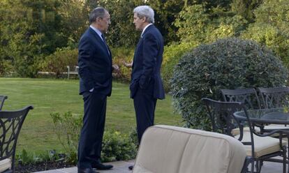 John Kerry y Sergey Lavrov durante su encuentro en La Haya.