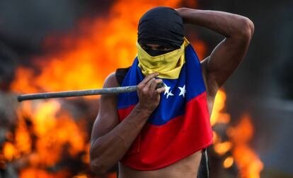 Uno de los manifestantes contra el Gobierno venezolano, este lunes en Caracas.