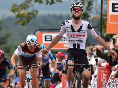 El ciclista suizo Marc Hirschi (Team Sunweb), ganador de 'La Flèche Wallonne' 2020 por delante de Benoit Cosnefroy