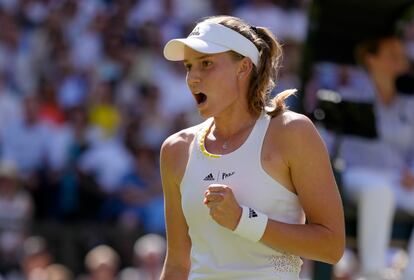 Elena Rybakina, durante la final de Wimbledon ante Ons Jabeur, este sábado en Londres.