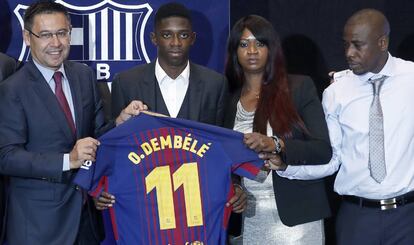 Bartomeu posa con Dembélé y su familia en la presentación con el Barcelona.