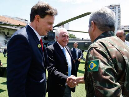 Temer cumprimenta interventor ao lado de Crivella, Moreira Franco e Pezão (ao fundo).