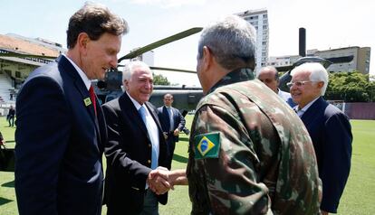 Temer cumprimenta interventor ao lado de Crivella, Moreira Franco e Pezão (ao fundo).