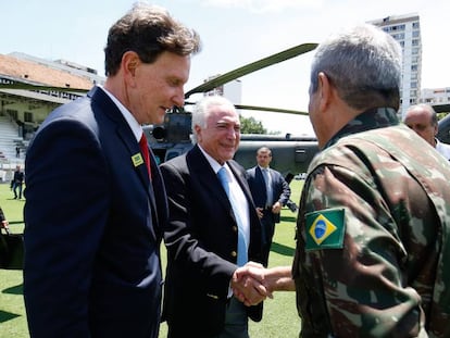 Temer cumprimenta interventor ao lado de Crivella, Moreira Franco e Pezão (ao fundo).