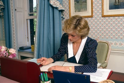 Diana de Gales en el despacho de su residencia en el palacio de Kensington, en Londres, en una imagen de archivo.