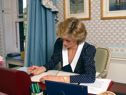 Diana de Gales en el despacho de su residencia en el palacio de Kensington, en Londres, en una imagen de archivo.