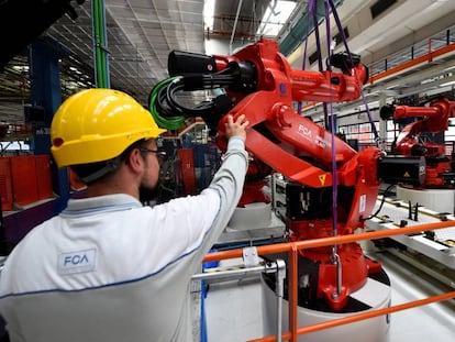 Un trabajador de FCA optimiza la instalación del primer robot para la producción del coche eléctrico Fiat 500 BEV en Turín, Italia.