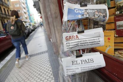 Portadas de periódicos el día en que ETA reconoce en un comunicado el daño causado a la sociedad.