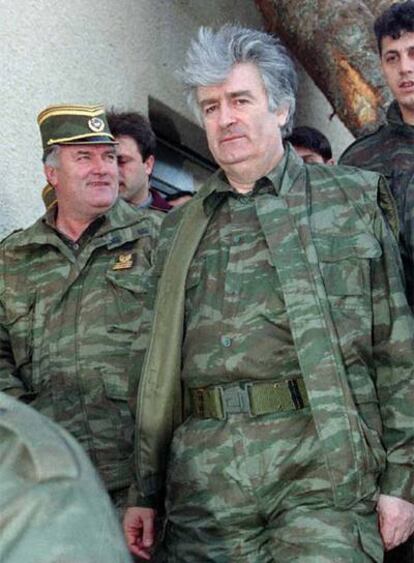 Radovan Karadzic, líder político de los serbios de Bosnia, junto a Ratko Mladic, el jefe de su Ejército, en abril de 1995 en el monte Vlasic.