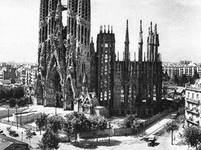 La Sagrada Familia, en los años veinte con sólo la fachada del Nacimiento construida. A la derecha,