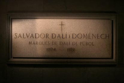 Làpida de Salvador Dalí.