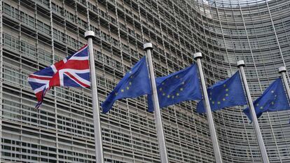 La bandera británica ondea en la sede de la Comisión Europea con motivo de la visita este lunes de la primera ministra Theresa May. REUTERS/Francois Lenoir