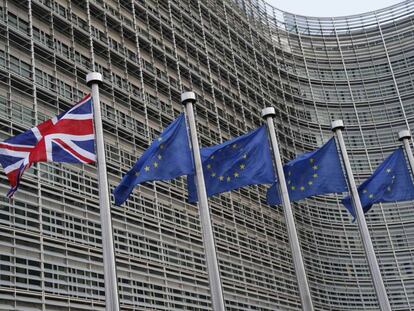 La bandera británica ondea en la sede de la Comisión Europea con motivo de la visita este lunes de la primera ministra Theresa May. REUTERS/Francois Lenoir