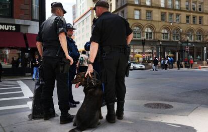 Agentes de la Polic&iacute;a de Boston vigilan la escena en la que tuvieron lugar los atentados.
