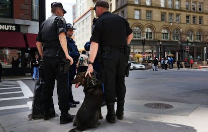 Agentes de la Policía de Boston vigilan la escena en la que tuvieron lugar los atentados.