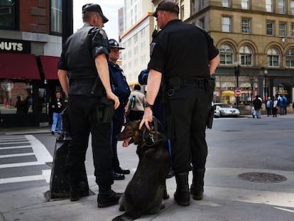 Agentes de la Polic&iacute;a de Boston vigilan la escena en la que tuvieron lugar los atentados.