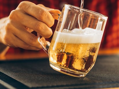 Tres cervezas al día pueden provocar derrames cerebrales 11 años antes de lo habitual (y más graves)