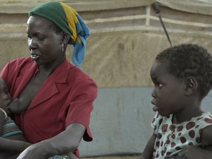Una madre mira a su hijo enfermo en Sudán del Sur.
