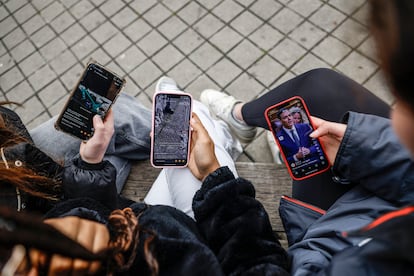 Jóvenes informándose en móviles por TikTok e Instagram.