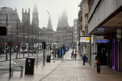 Una calle en Edimburgo, Escocia, la tarde de este jueves, durante el confinamiento por la COVID-19.