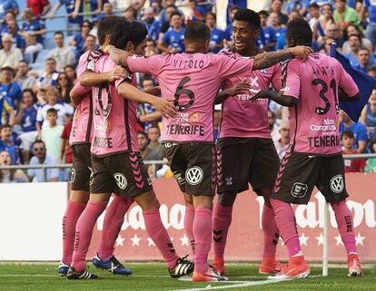 Anthony Lozano (segundo por la derecha) del Tenerife celebra su gol frente al Getafe.