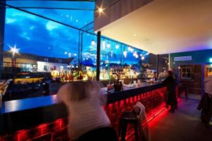 Barra de The Pound, bar instalado en las históricas Westgate Towers, en Canterbury.