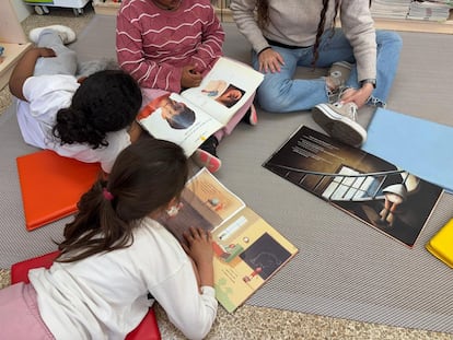 Varios alumnos leen en un colegio de Barcelona.