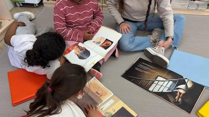 Varios alumnos leen en un colegio de Barcelona.