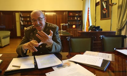 El jefe del Estado Mayor de la Defensa, general Fernando Alejandre, durante la entrevista.